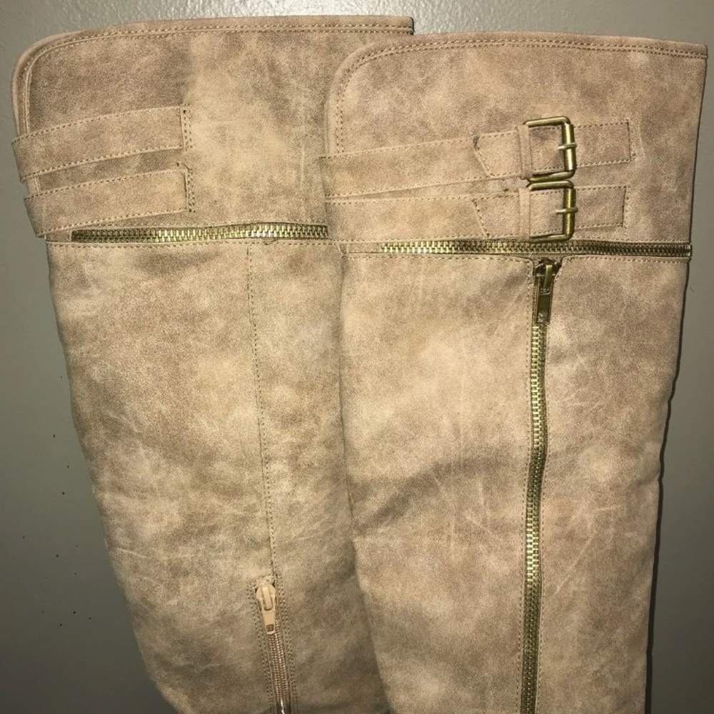 Boots - Picture 4 of 6
